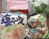 しめじベーコンにスープで味付け塩ラーメン作り方1写真