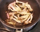 しめじベーコンにスープで味付け塩ラーメン作り方2写真