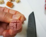 お弁当にピンクのお花❤焼ちくわウインナー作り方3写真