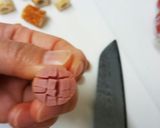 お弁当にピンクのお花❤焼ちくわウインナー作り方3写真