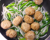 ☰中華風肉団子で、ニラともやしの炒め物☰作り方4写真
