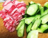 牛バラ肉とキュウリのオイスターソース炒め作り方1写真