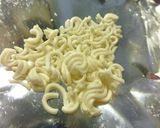 トッピングにいかが?　カリカリ焼き麺。作り方2写真
