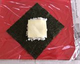 鮭フレークにマヨまぜまぜ☆おにぎらず作り方2写真