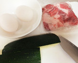 ズッキーニと豚肉のオイスターたまご炒め作り方1写真