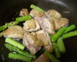 鶏とアスパラのにんにくマヨ炒め！作り方3写真
