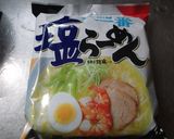 カニカマ入りニラ玉のせ塩ラーメン作り方1写真