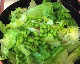 簡単レタス丸ごと〜旬の枝豆と塩レモン炒め作り方3写真