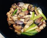 簡単！アスパラあさりバターの白ワイン蒸し作り方5写真