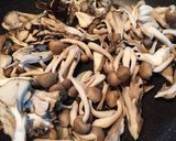 サラダ菜としめじのスタミナ炒め♡作り方3写真