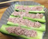 チーズとツナをキュウリのボートにのせて作り方2写真