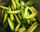 豚細切れとキュウリのポン酢炒め作り方1写真