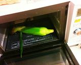 ラップも不要！皮ごとレンジでとうもろこし作り方1写真