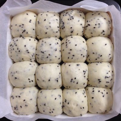 ふわっ♡黒ごま&練乳ちぎりパン♫ by まかまか。 【クックパッド