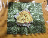 卵焼きとカニカマのおにぎらず作り方3写真
