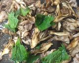 酢と醤油だけのさっぱりしそ豚バラ舞茸炒め作り方3写真