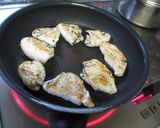 鶏の胸肉の照り焼き　～ハーブを挟んで～作り方3写真