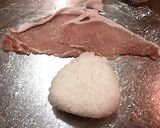 簡単!肉巻きおにぎり〜作り方1写真