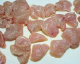 簡単☆安い☆美味しい鶏胸肉のバジル焼き。作り方1写真