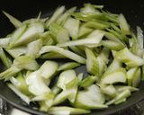 カツオ節の風味がマッチ！セロリのきんぴら作り方2写真