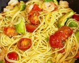 海老とアボカドのﾐﾆﾄﾏﾄ入りパスタ作り方5写真