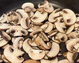 時短調理。豚肉とマッシュルームの塩レモン焼きそば作り方2写真