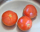 麺つゆにつけたトマトにネギ塩だれをトッピング♪作り方1写真