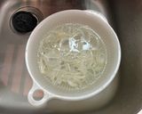 かいわれと玉ねぎのユッケ風サラダ作り方1写真