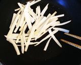 ごはんにもつまみにも！大根の皮の梅肉和え作り方3写真