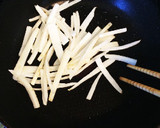 ごはんにもつまみにも！大根の皮の梅肉和え作り方3写真