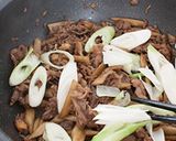 薬味ねぎたっぷり！牛ごぼうの甘辛炒め。作り方5写真