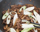 薬味ねぎたっぷり！牛ごぼうの甘辛炒め。作り方5写真