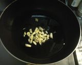 ハーブ香るうどとソラマメのペペロンチーノ作り方4写真
