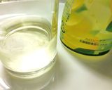 スポーツドリンクの炭酸割り＋塩＆レモン。作り方3写真