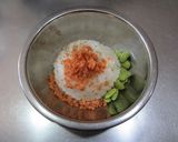 鶏そぼろ＆ピリ辛鮭そぼろのオニギリ作り方7写真