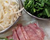 シャキシャキ旨味♪ニラもやしベーコン炒め作り方1写真