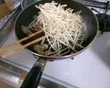 簡単　早い！　豚肉と　もやしの　塩炒め！作り方2写真