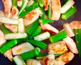 オクラと鶏肉炒め作り方4写真