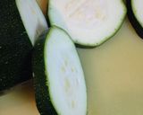 夏の朝食☆材料3つで簡単ズッキーニビザ♪作り方1写真