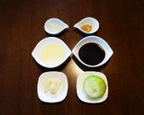 簡単 鶏肉ソテー♪玉ねぎ・にんにくソース作り方1写真