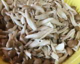 しめじと菠薐草のバター醤油炒め作り方1写真