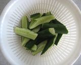 胡瓜と豚バラ肉の柚子胡椒炒め作り方1写真