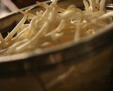鉄フライパンで、もやし主役のレバニラ炒め作り方2写真