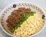 そぼろごはんに　かわいい彩り♬作り方6写真