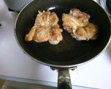 鶏もも肉で簡単ステーキ！　オニオンソース作り方4写真