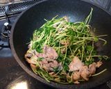 ササッと☆豚小間と豆苗の塩ニンニク炒め作り方4写真