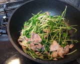 ササッと☆豚小間と豆苗の塩ニンニク炒め作り方4写真