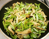 蛇豆(へびうり)としめじの牛肉炒め作り方4写真