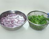 香菜と赤玉ねぎのサラダ作り方1写真