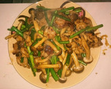 豚もも肉とにんにくの芽としめじの炒め物作り方7写真